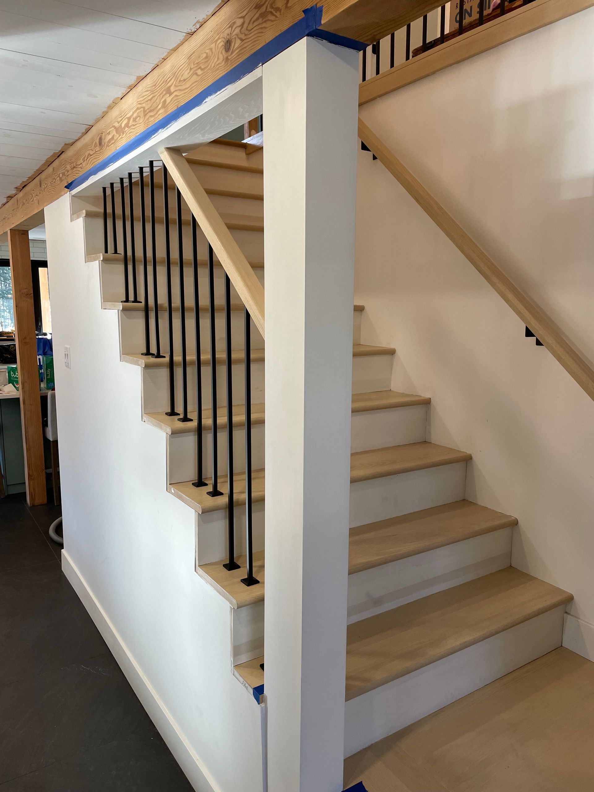 Un escalier avec des marches en bois et une rampe en métal