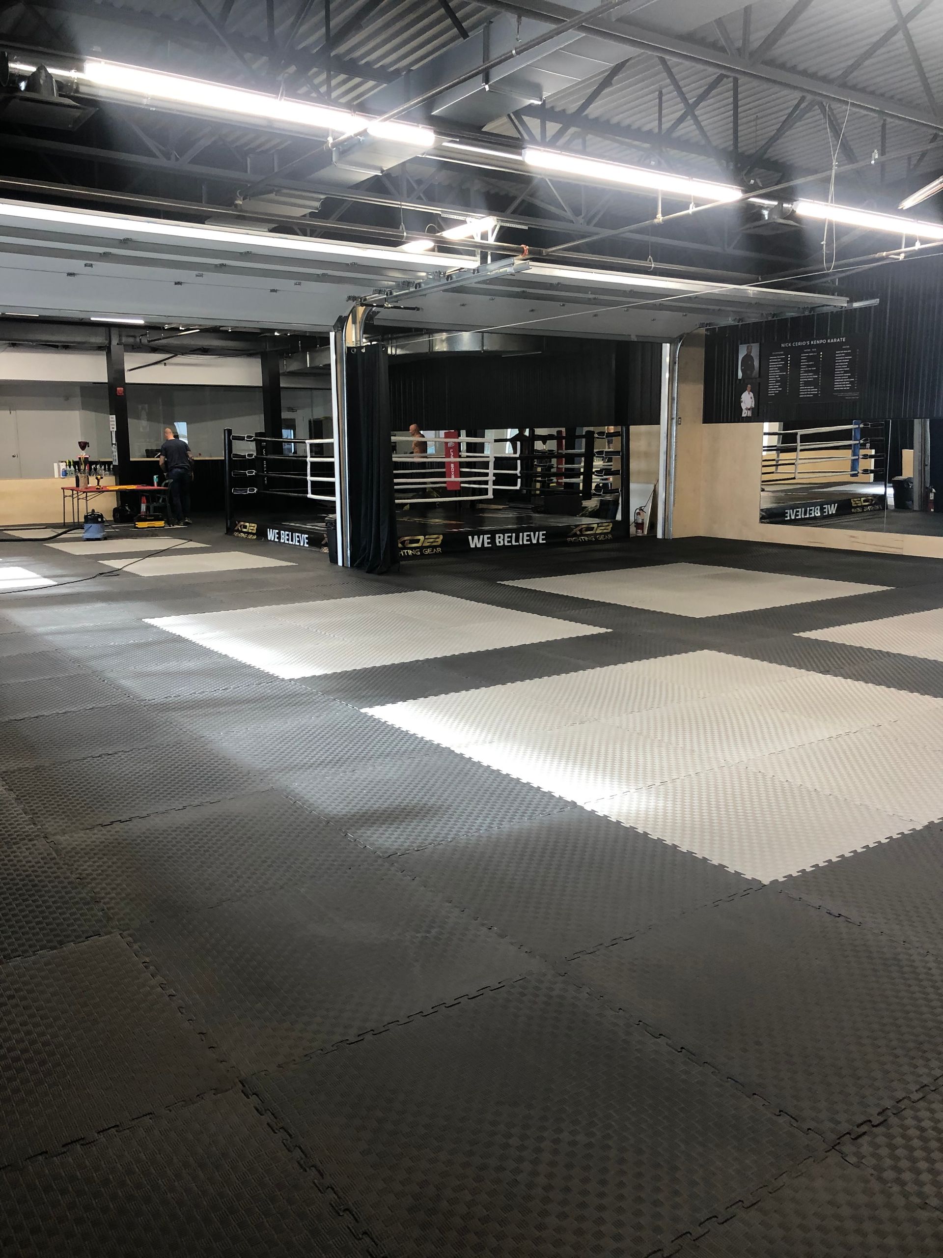 Une salle de sport avec beaucoup de tapis au sol