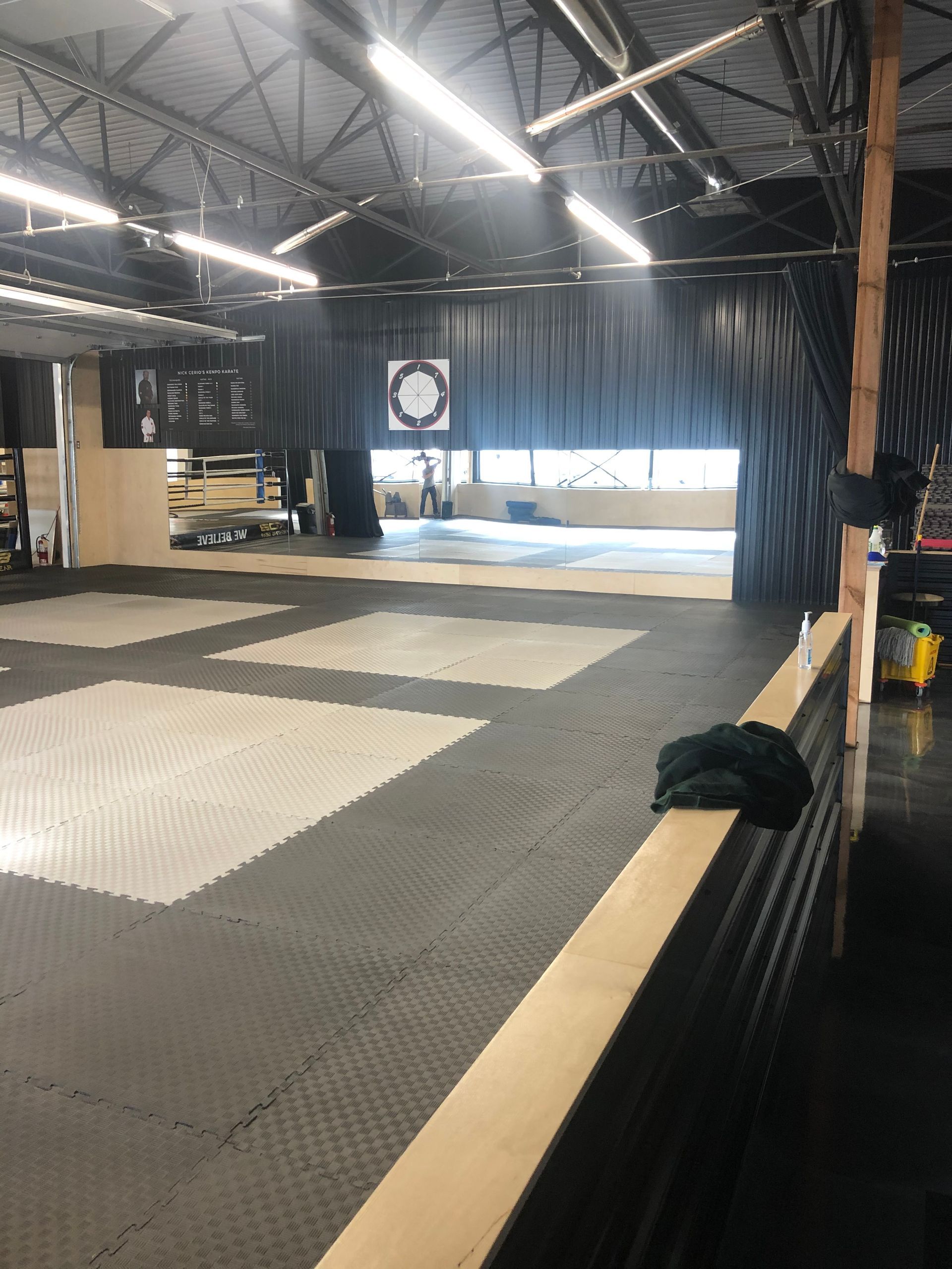 Une salle de sport vide avec un tapis noir et blanc