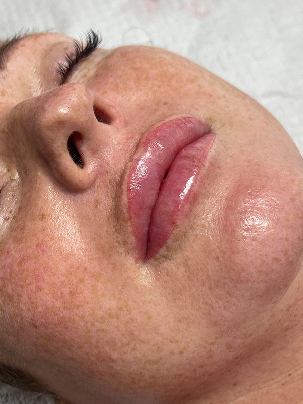 Close up Of a Woman 's Face with Pink Lips — Brow & Lash Clinic In Cairns
