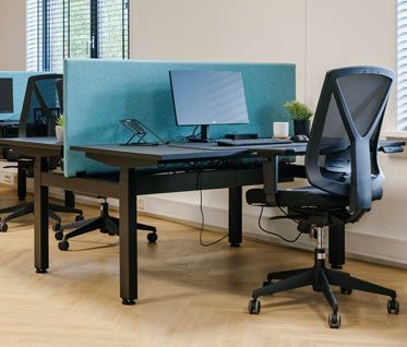 staand werken aan zit sta bureau op juiste hoogte ingesteld