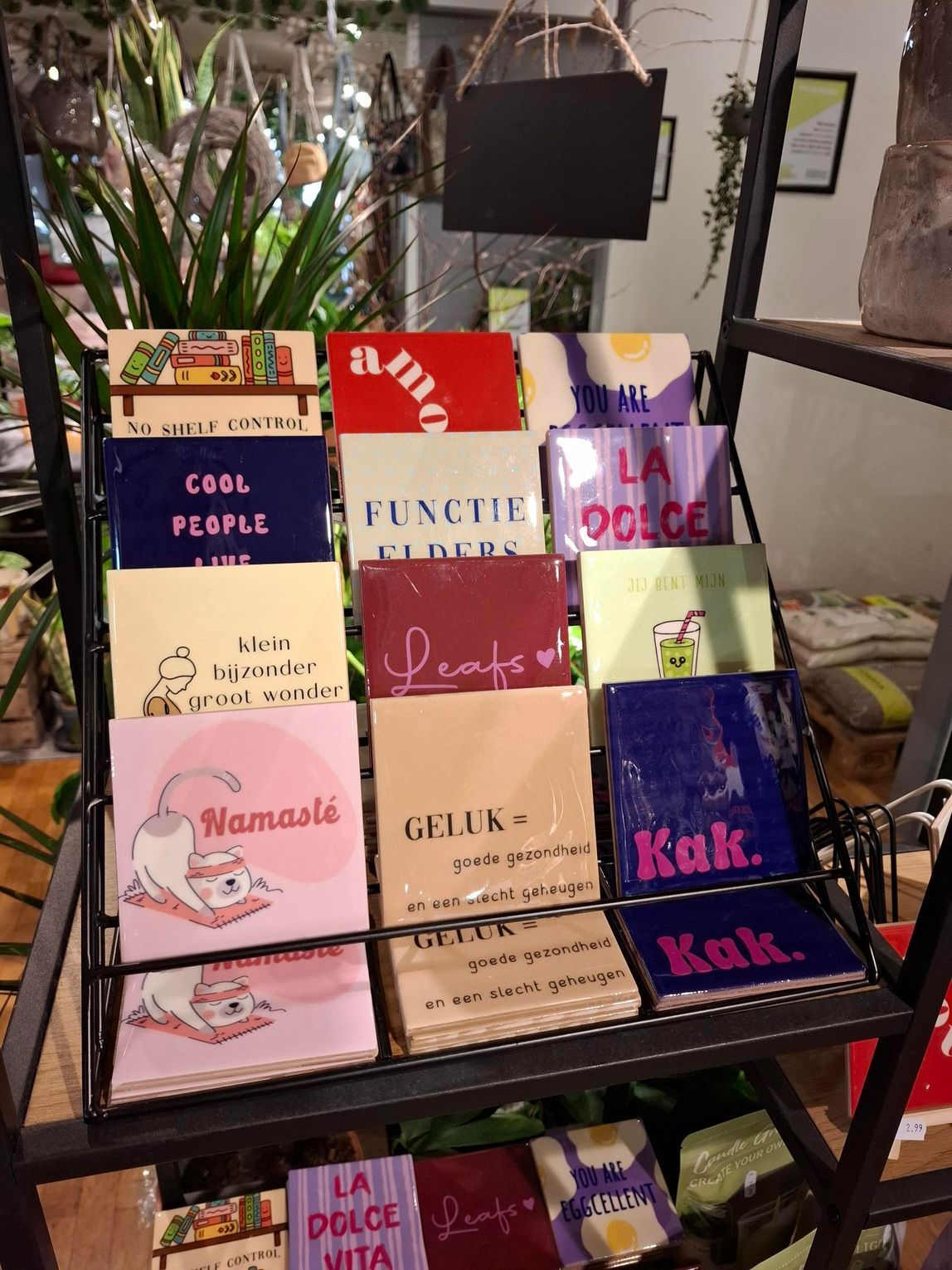 Een hand houdt een klein kaartje vast met de tekst 