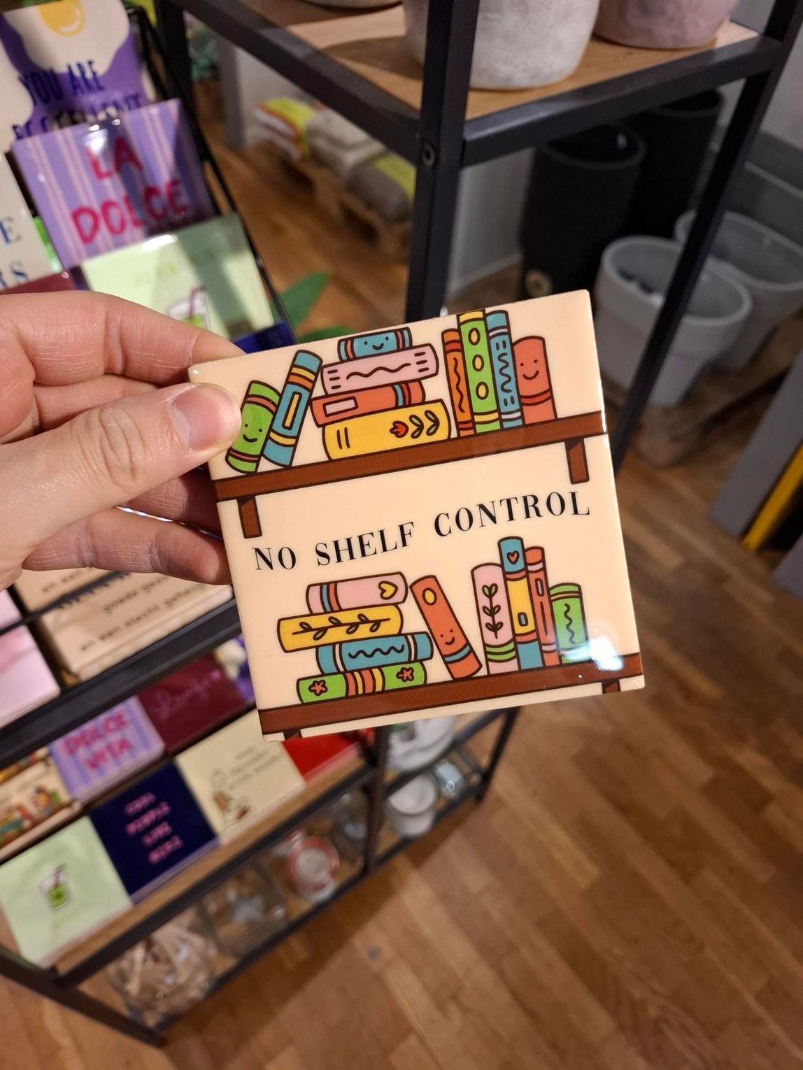 Een hand houdt een klein kaartje vast met de tekst 