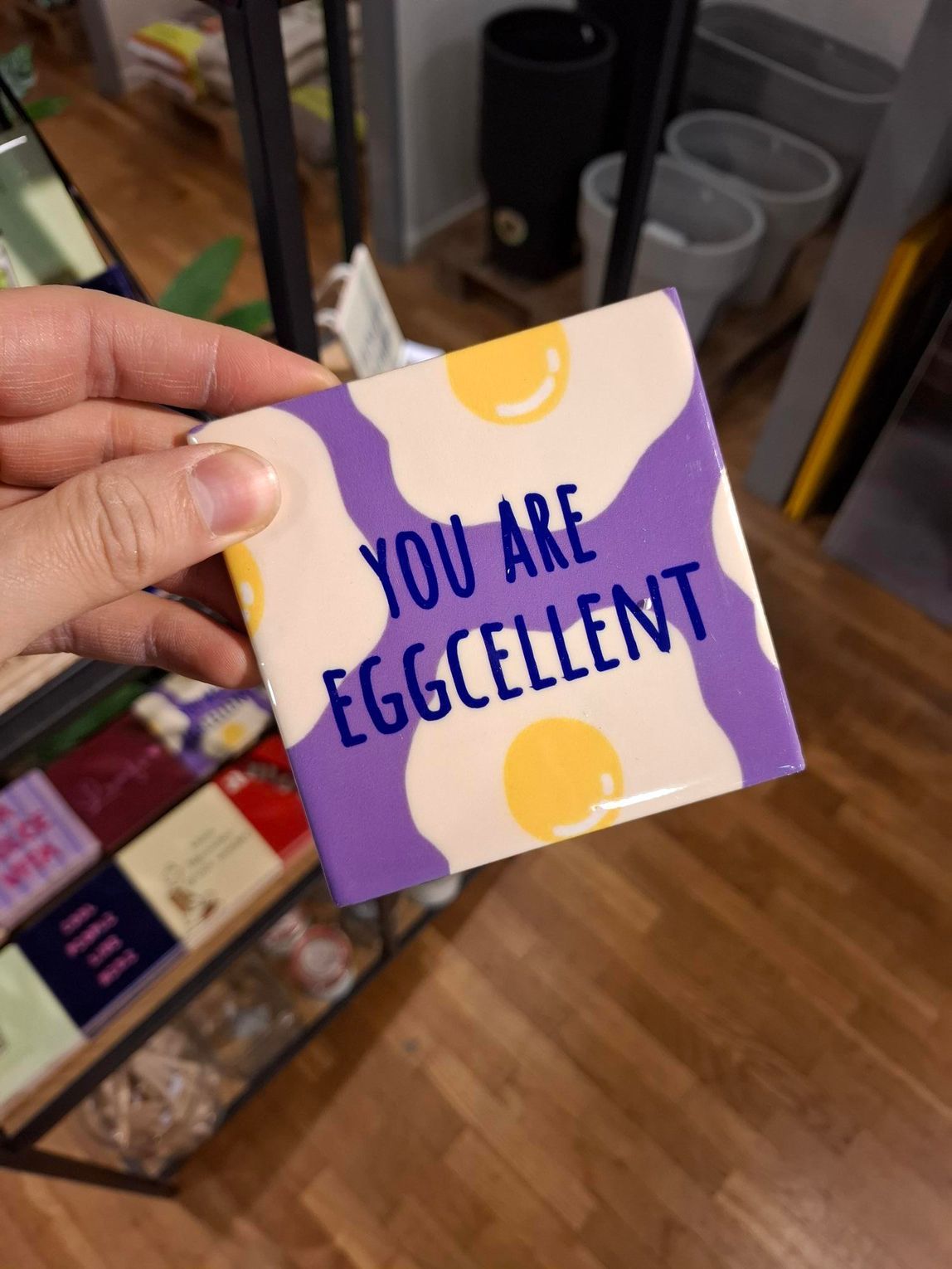 Hand die een paars-gele kaart vasthoudt met de tekst 