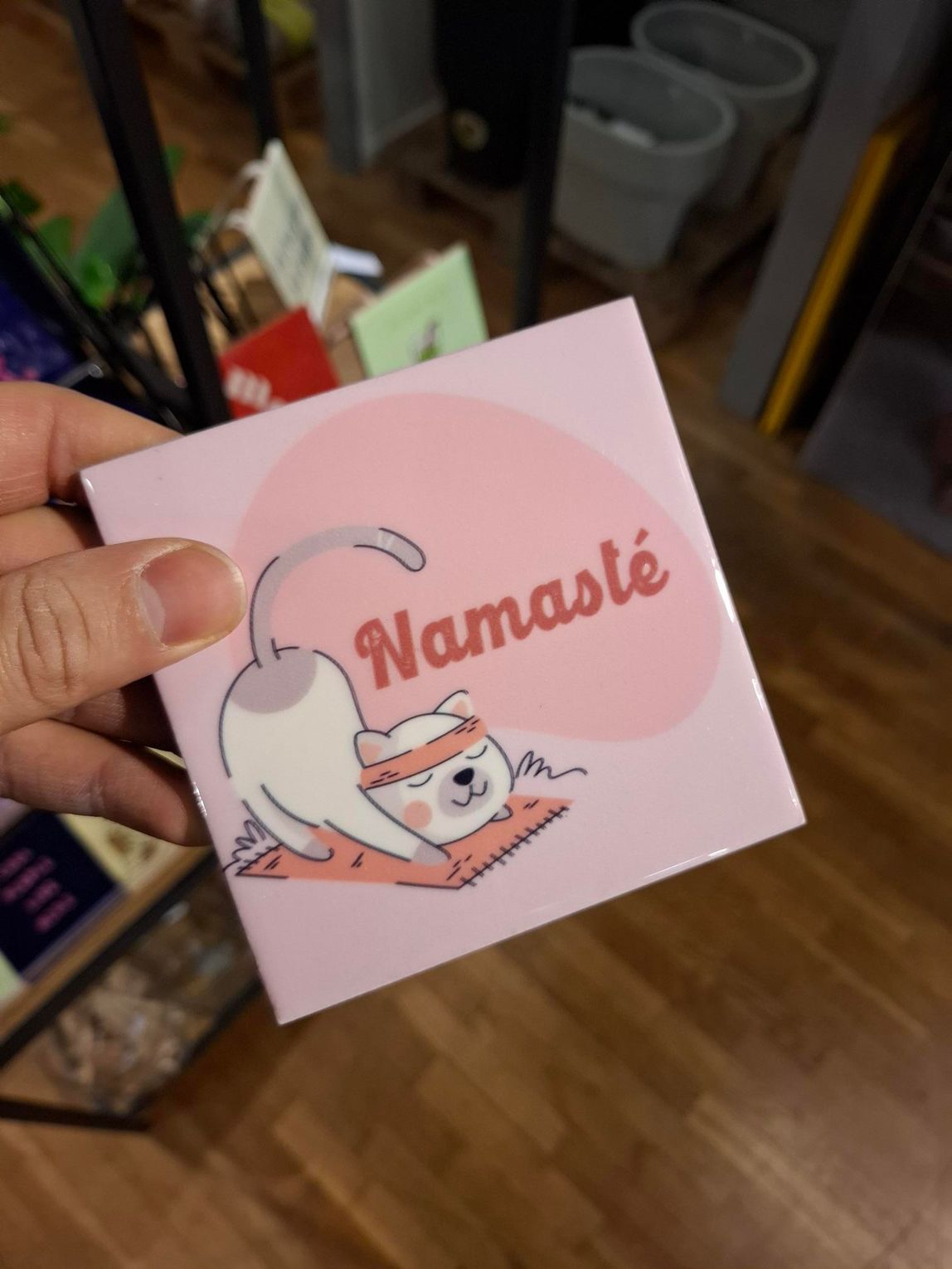 Roze kaart met een cartoonolifant die 