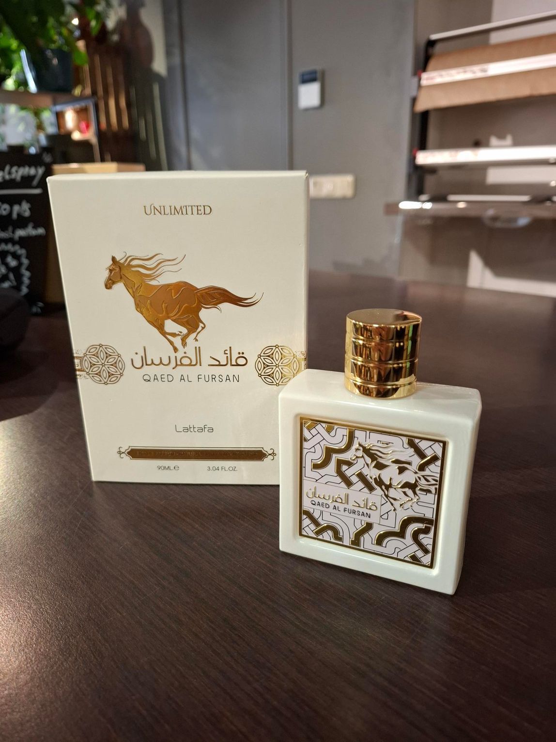 Een witte, vierkante fles 