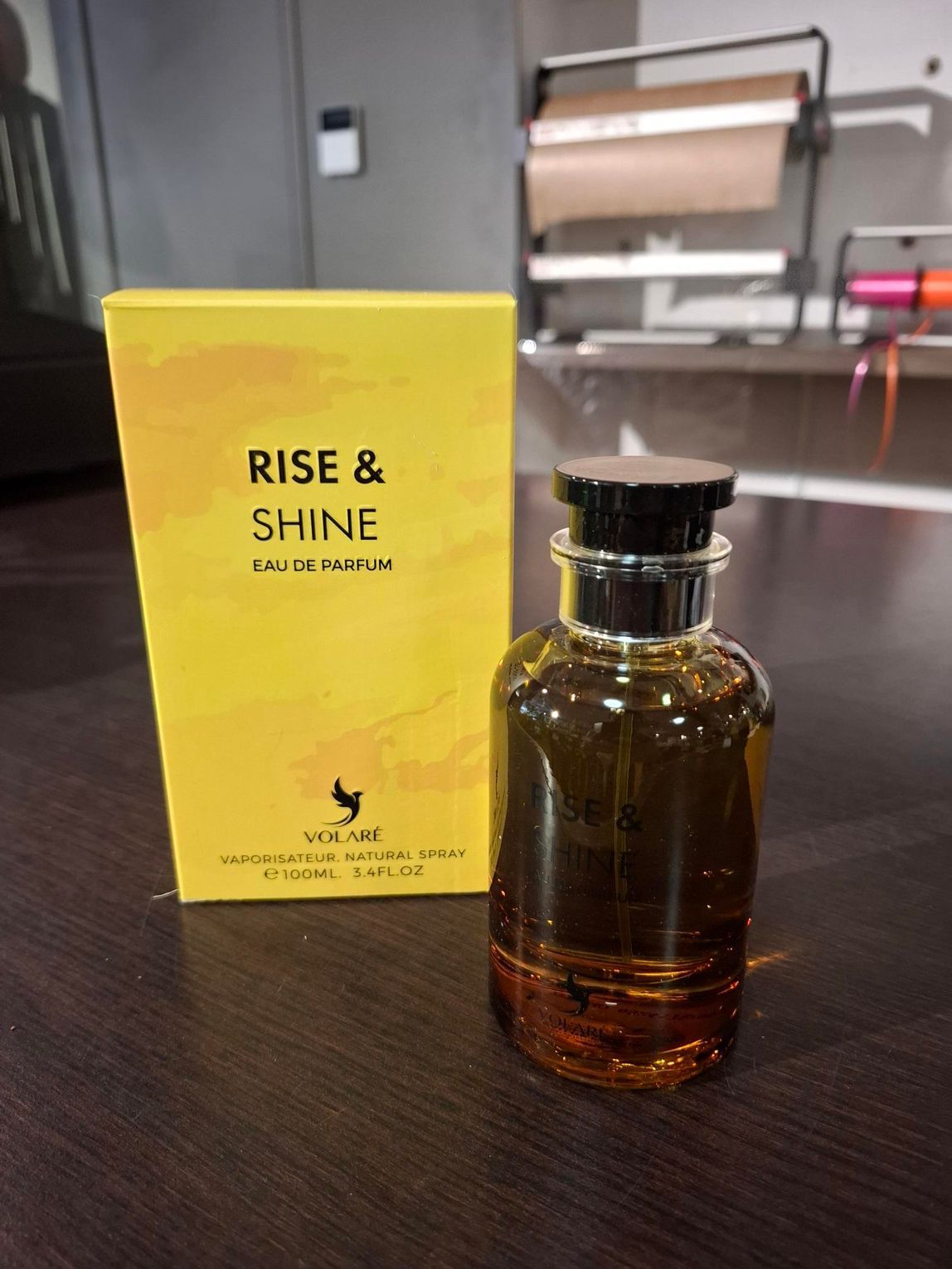 Naast een geel parfumdoosje met het opschrift 