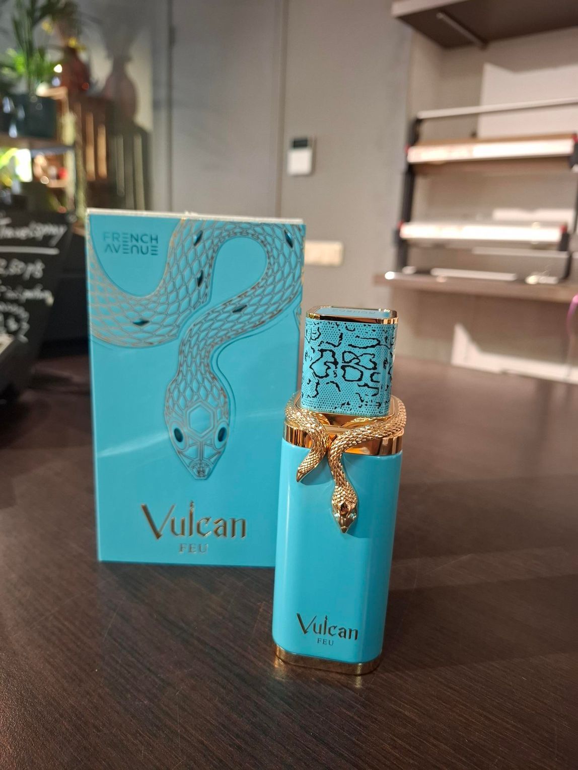 Een fles en doos van het parfum 