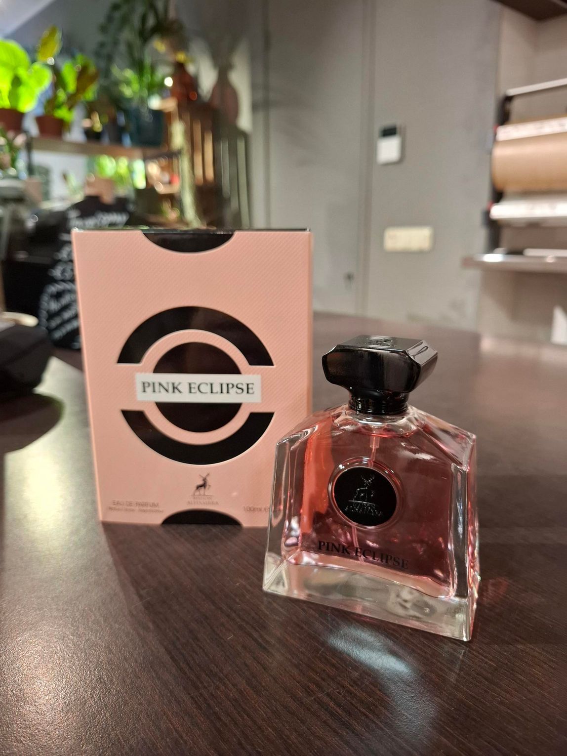 Een parfumflesje met de naam 