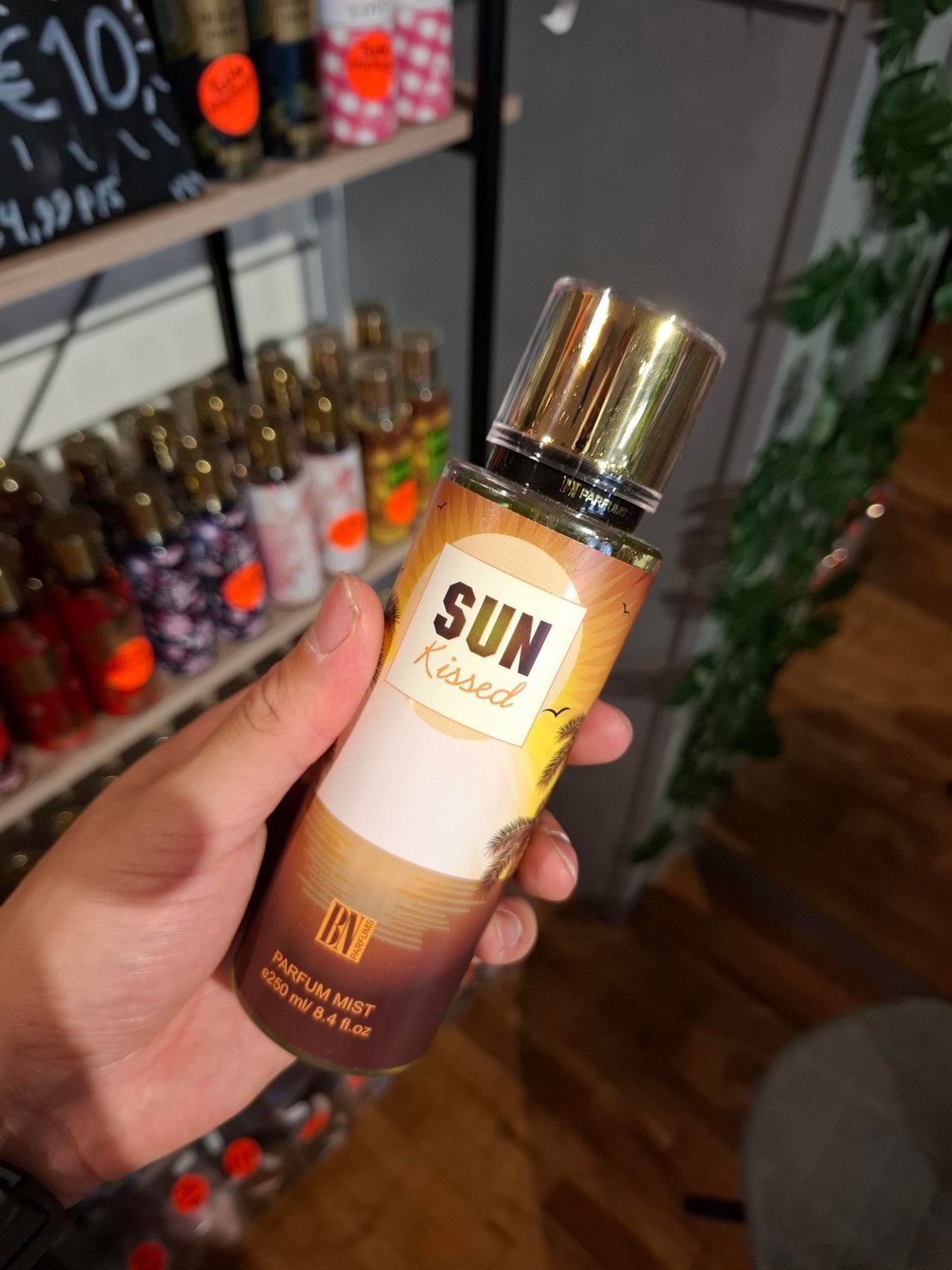 In een winkel houdt een hand een flesje 