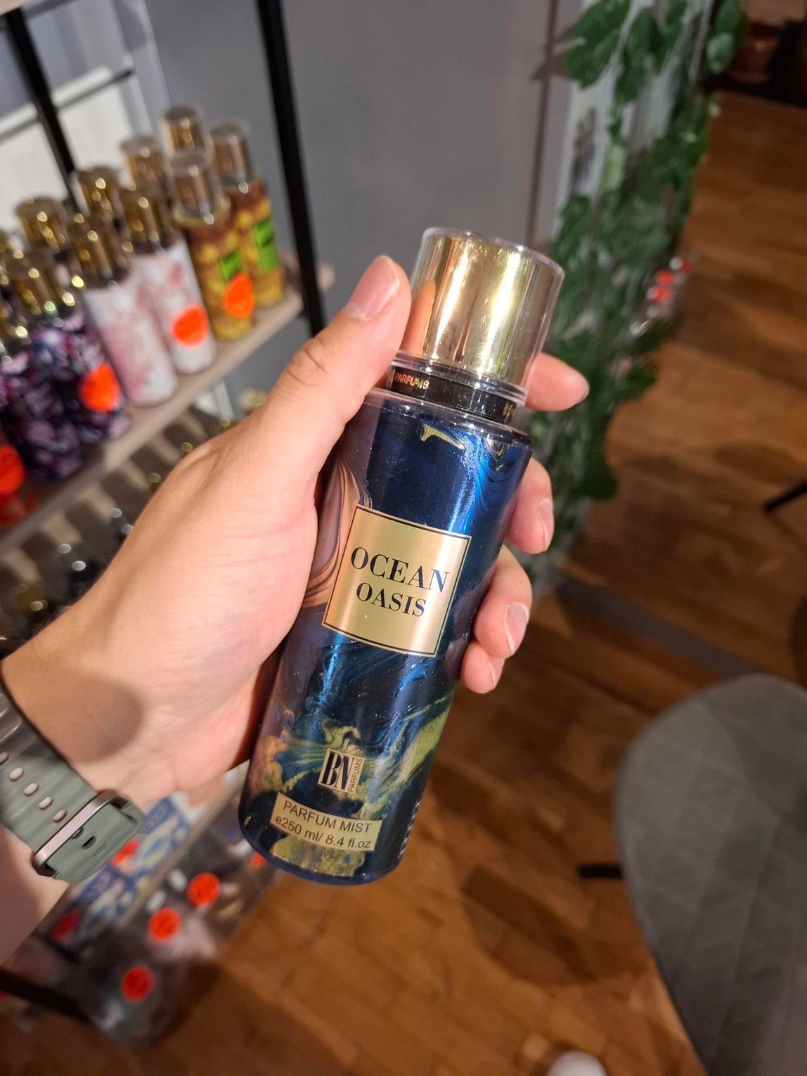 Een hand houdt een donkerblauwe 