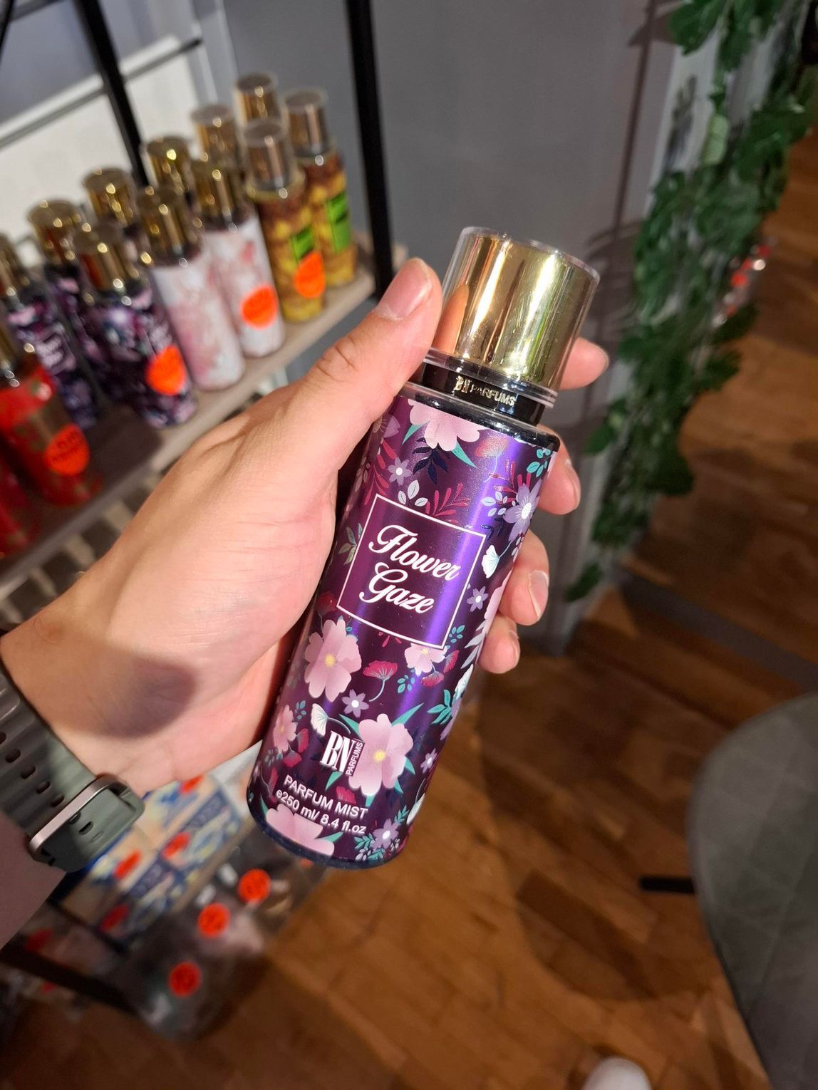 Een hand houdt een paarse, met bloemen bedrukte 