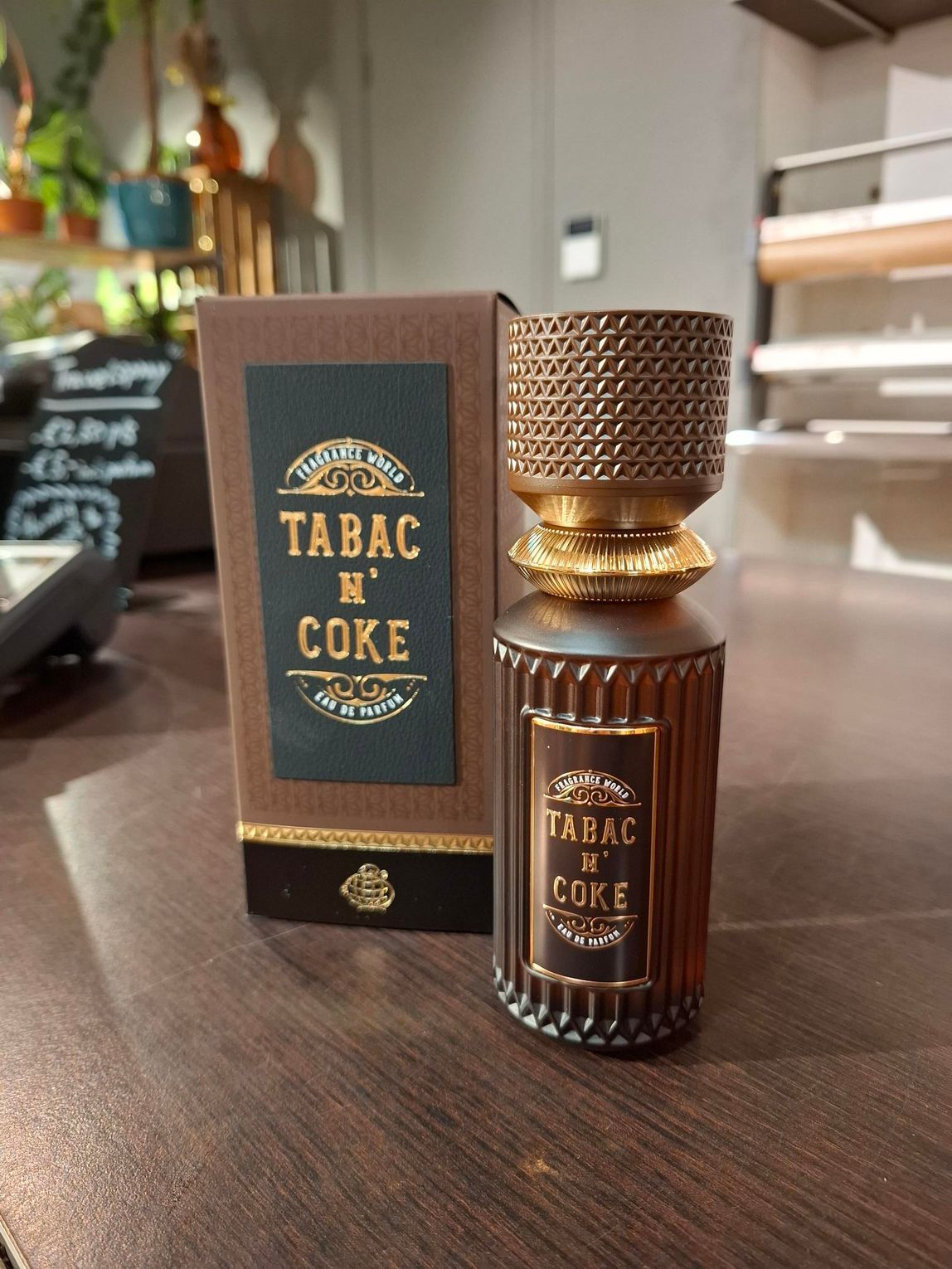 Een parfumflesje en de bijbehorende doos, beide met het opschrift 