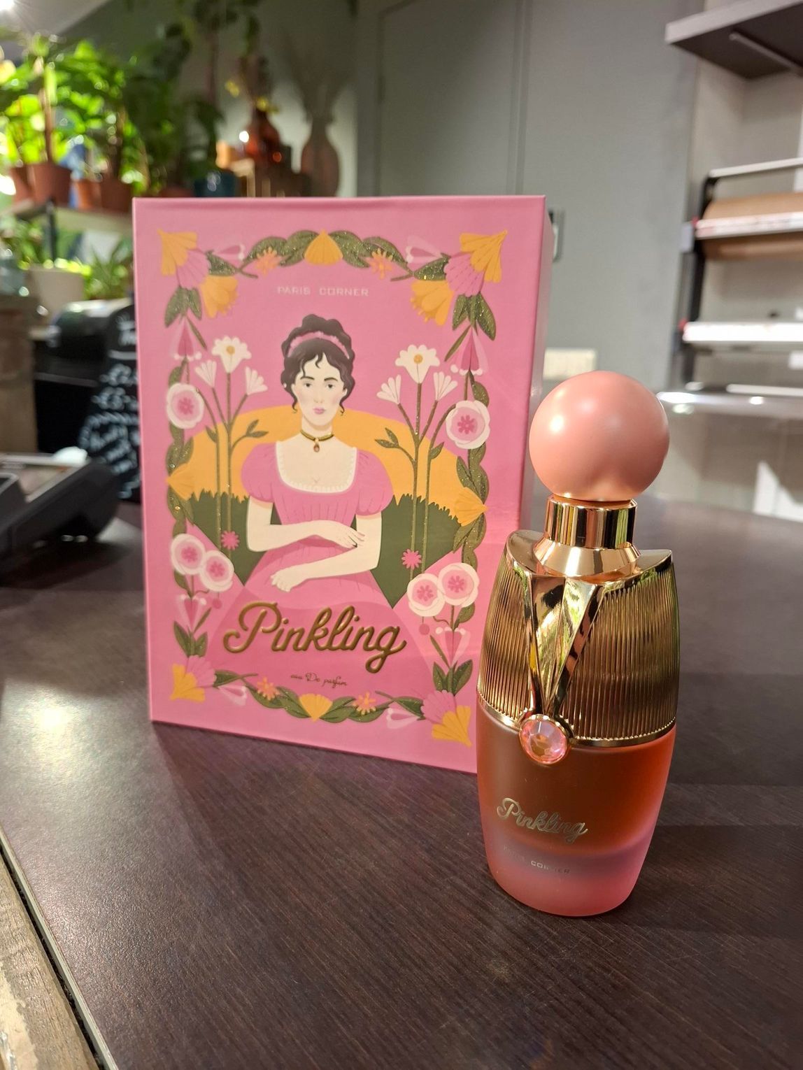 Een roze doos met de titel 