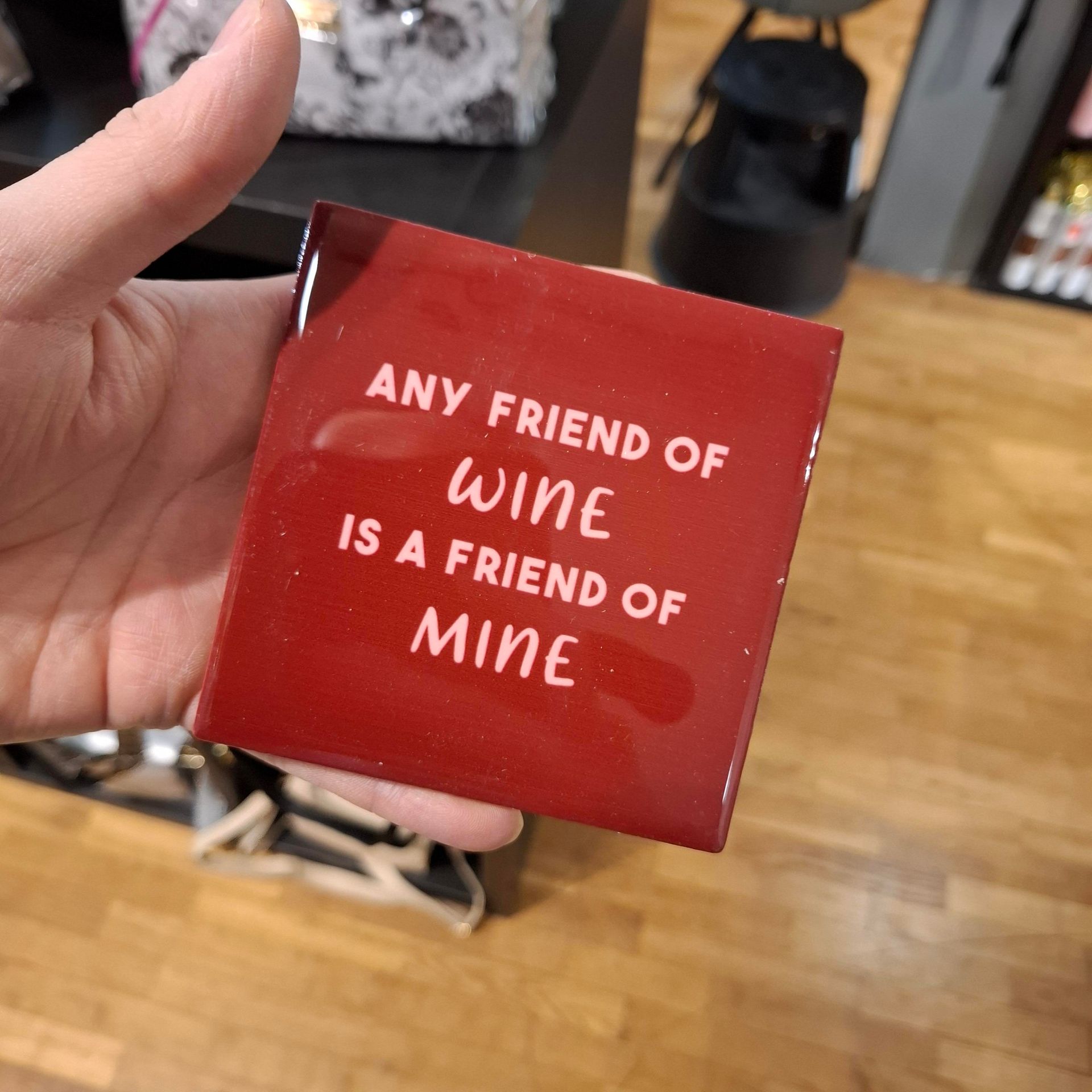 Een rode wijnbekerhoes met de tekst 