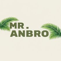 De tekst "MR. ANBRO" in olijfgroen, geflankeerd door groene palmbladeren tegen een lichtcr&egrave;me achtergrond.