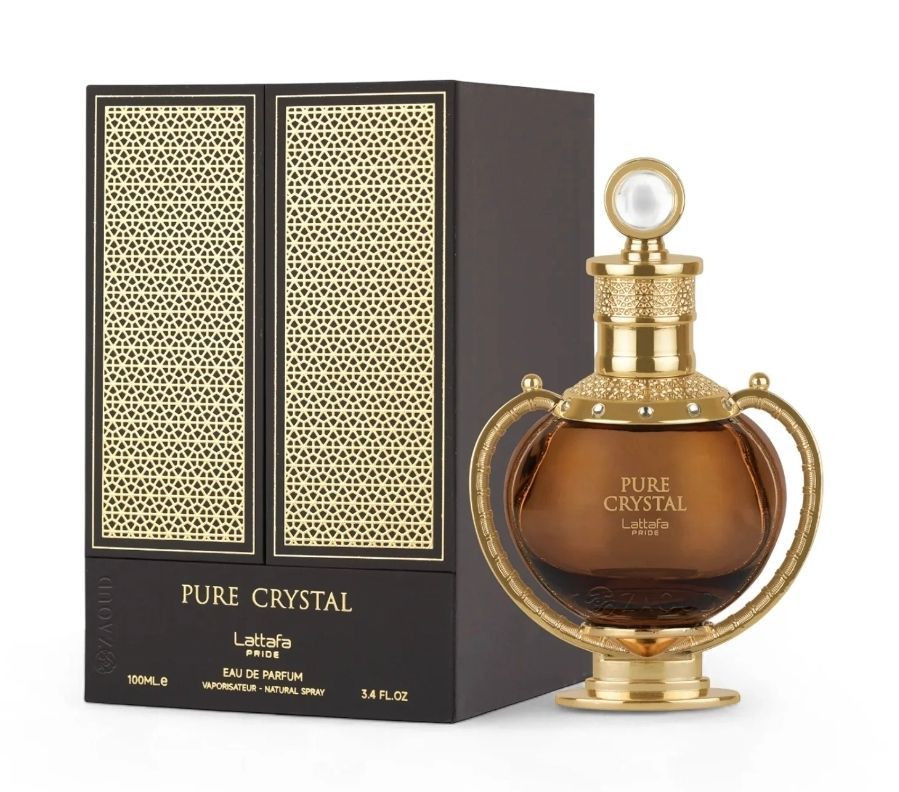 Parfumflesje van puur kristal met gouden accenten, naast een bijpassende zwart-gouden doos.