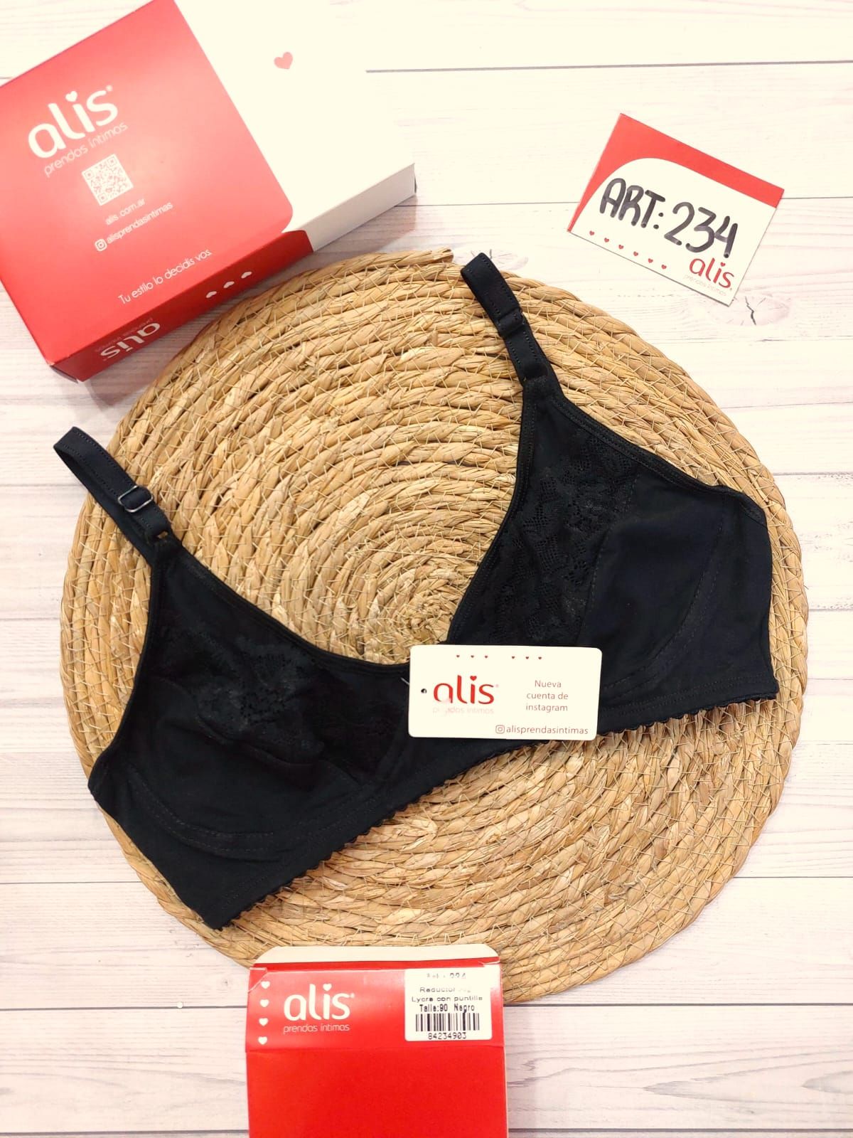 Un collage de tres fotografías de ropa interior sobre una estera de mimbre.