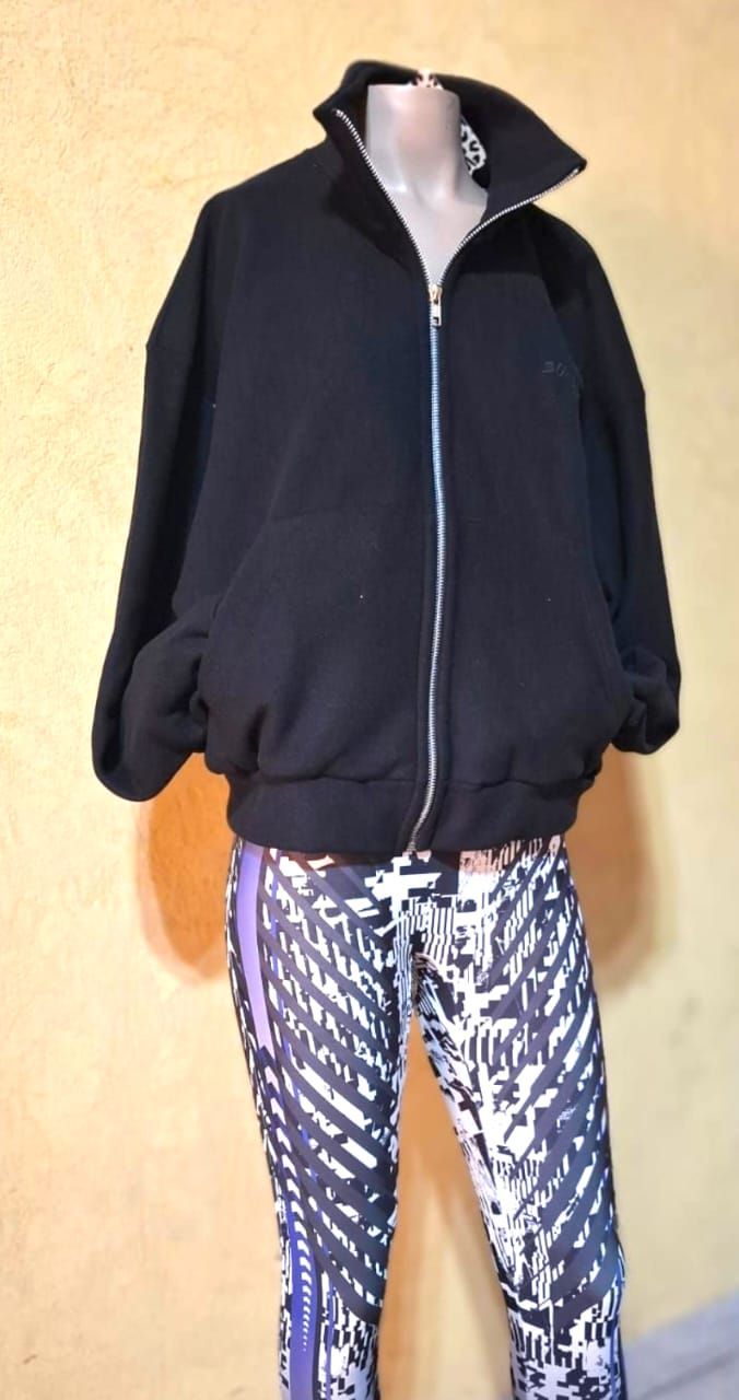 Una imagen de dos chaquetas en un maniquí.