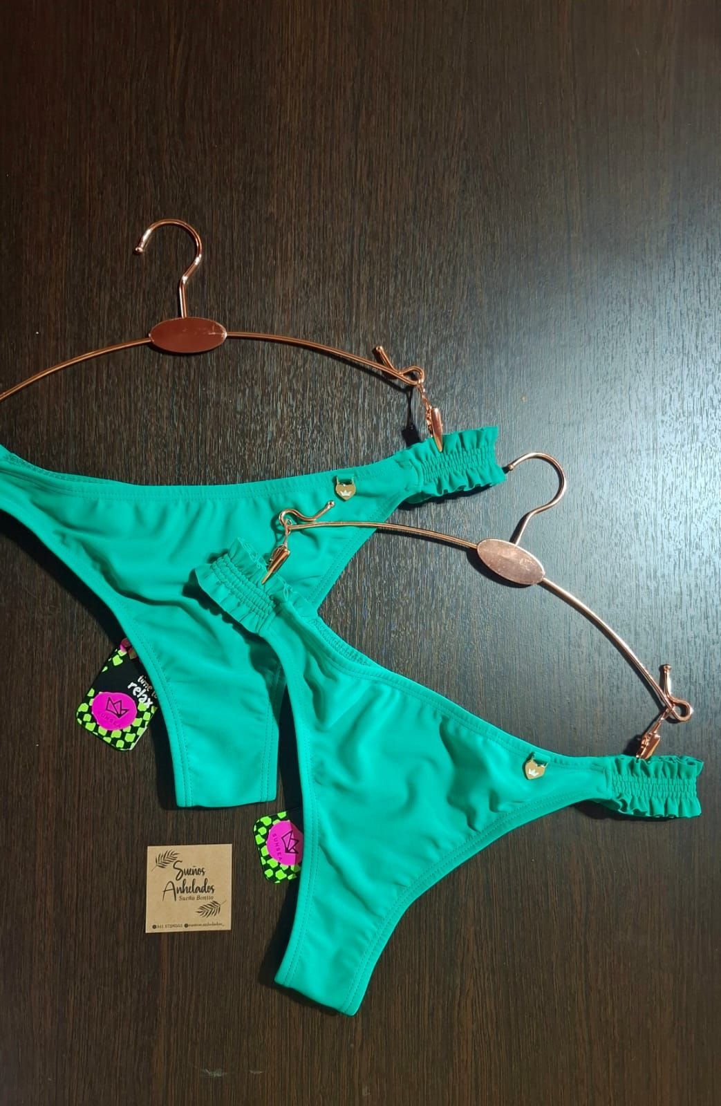 Cola lees con lateral drapeado