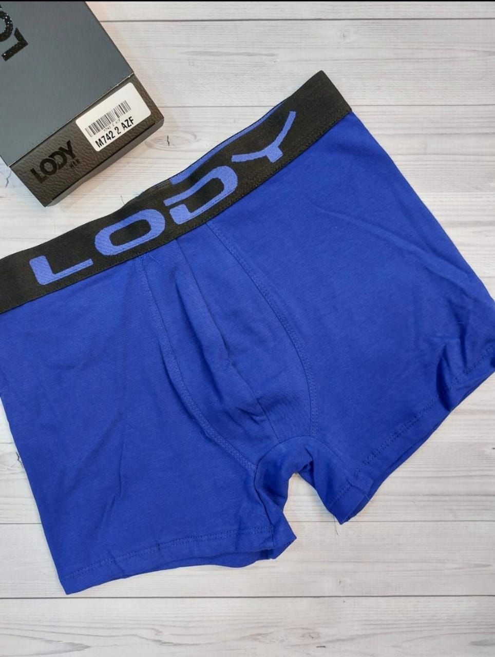 Un par de calzoncillos bóxer azules de Lody sobre una mesa.