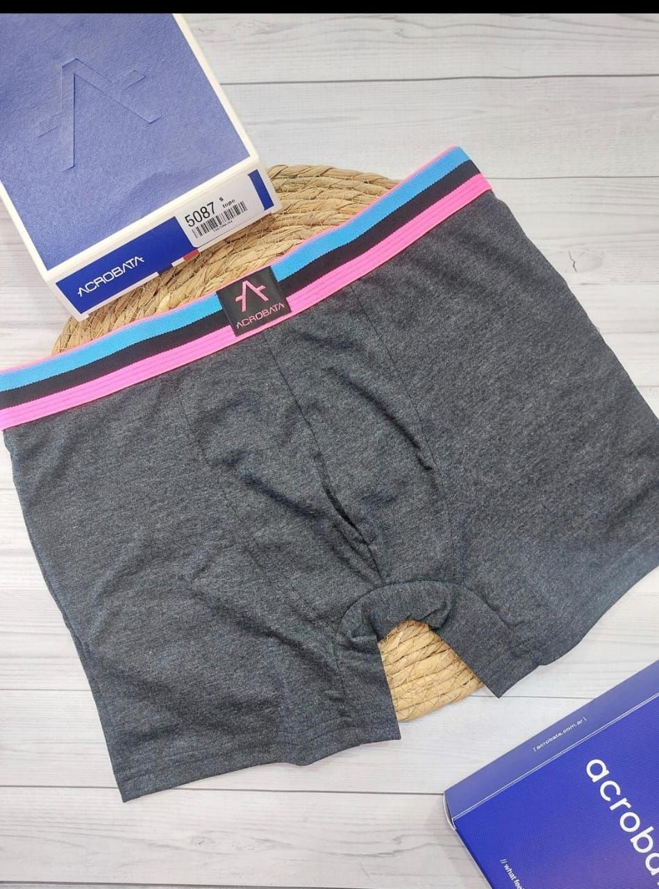 Un par de calzoncillos tipo bóxer con una raya rosa y azul en la cintura.