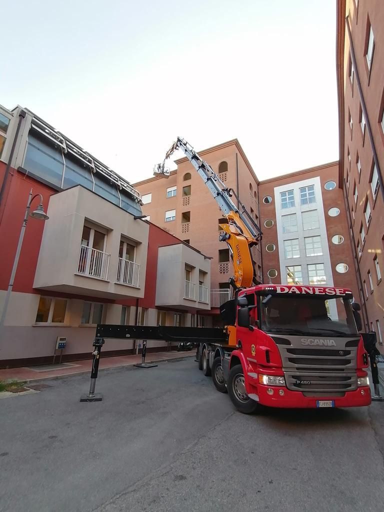 Intervento gru cingolata in cantiere – Danese Autogru