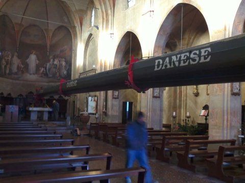 lavoro chiesa precizione gru trasporto altare marmo