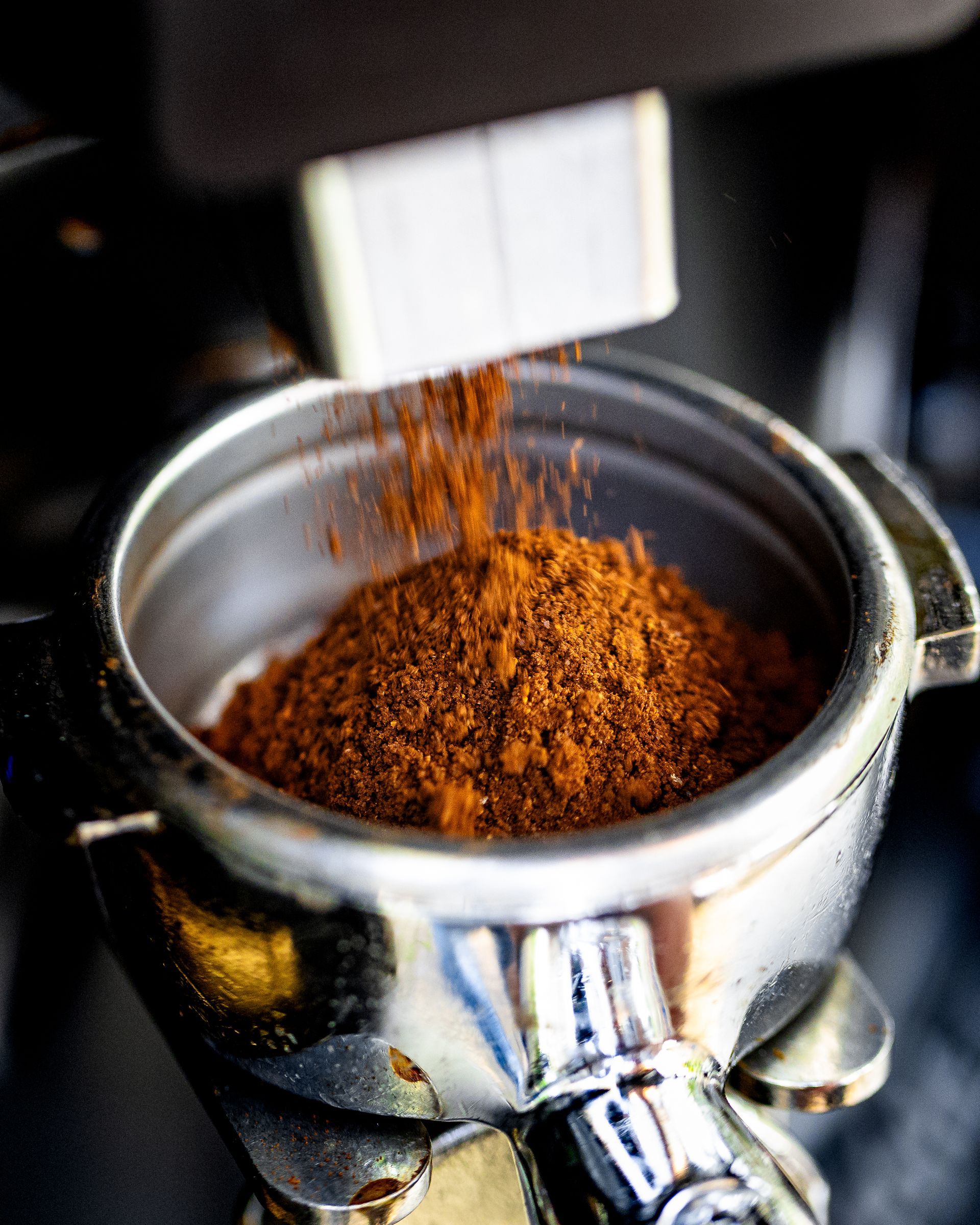 “Verse koffiebonen gemalen voor espresso door Blije Boon barista”