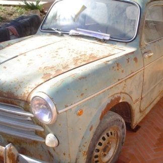 auto storica con ruggine nella carrozzeria