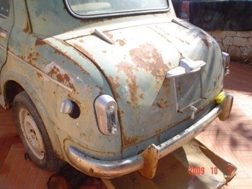 auto d'epoca con ruggine nella carrozzeria