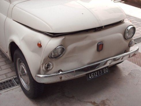 fiat 500 con cofano danneggiato