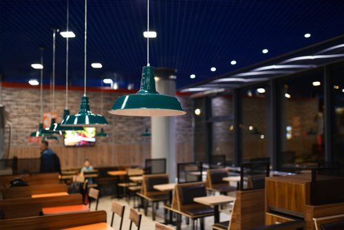 Restaurant avec luminaires