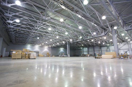 Éclairage dans un entrepôt industriel