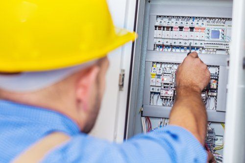 Électricien effectuant un travail dans un panneau électrique