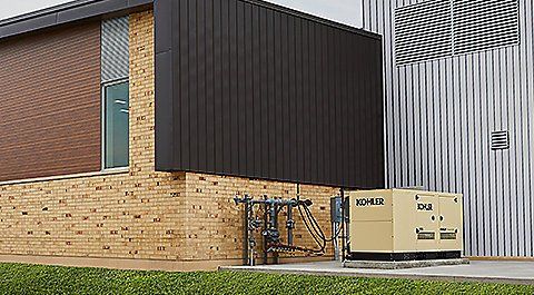 Génératrice électrique commerciale à l'extérieur d'un bâtiment