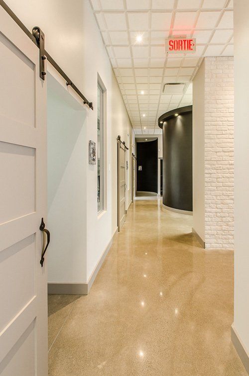 Éclairage dans un couloir d'un bureau de dentiste