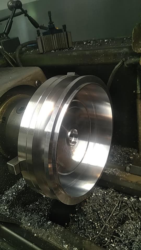 Un morceau de métal est tourné sur un tour.