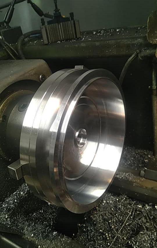 Un gros plan d'un objet métallique tourné sur un tour.