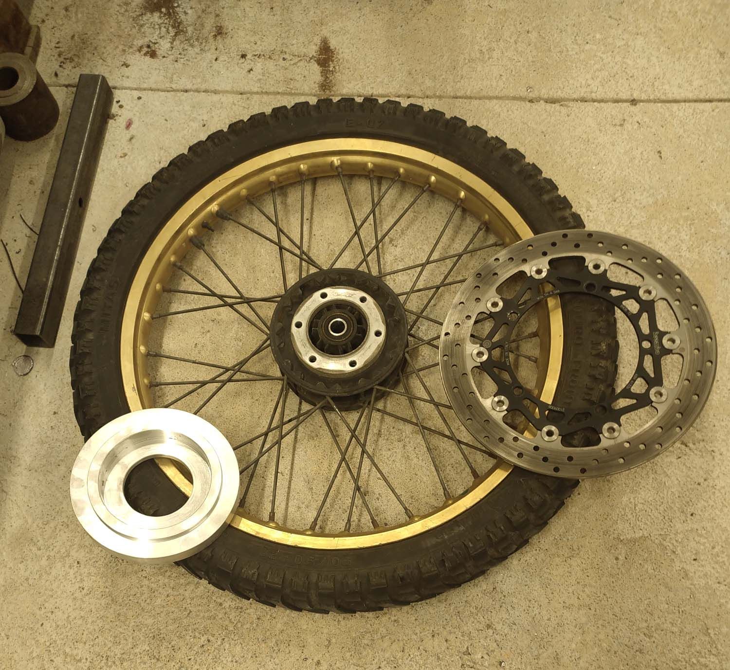 Une roue de moto avec un disque de frein dessus