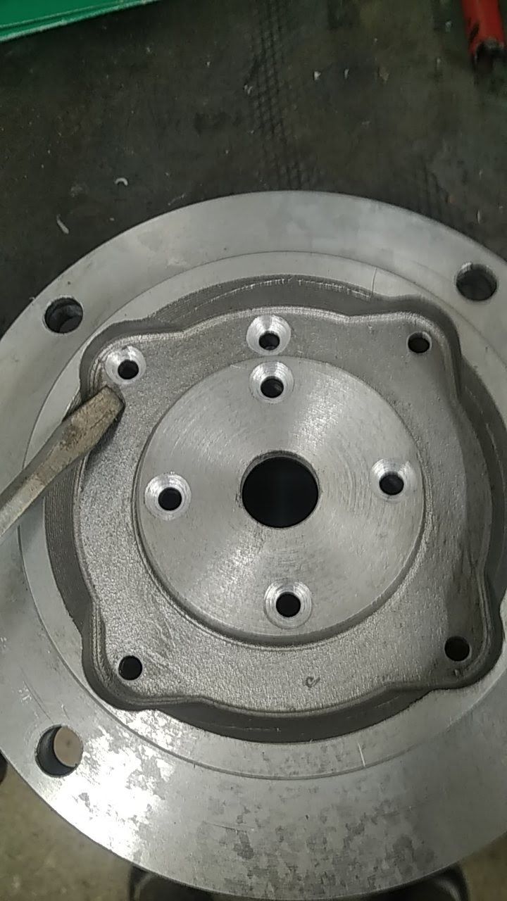 Un gros plan d'une plaque métallique avec des trous dedans.