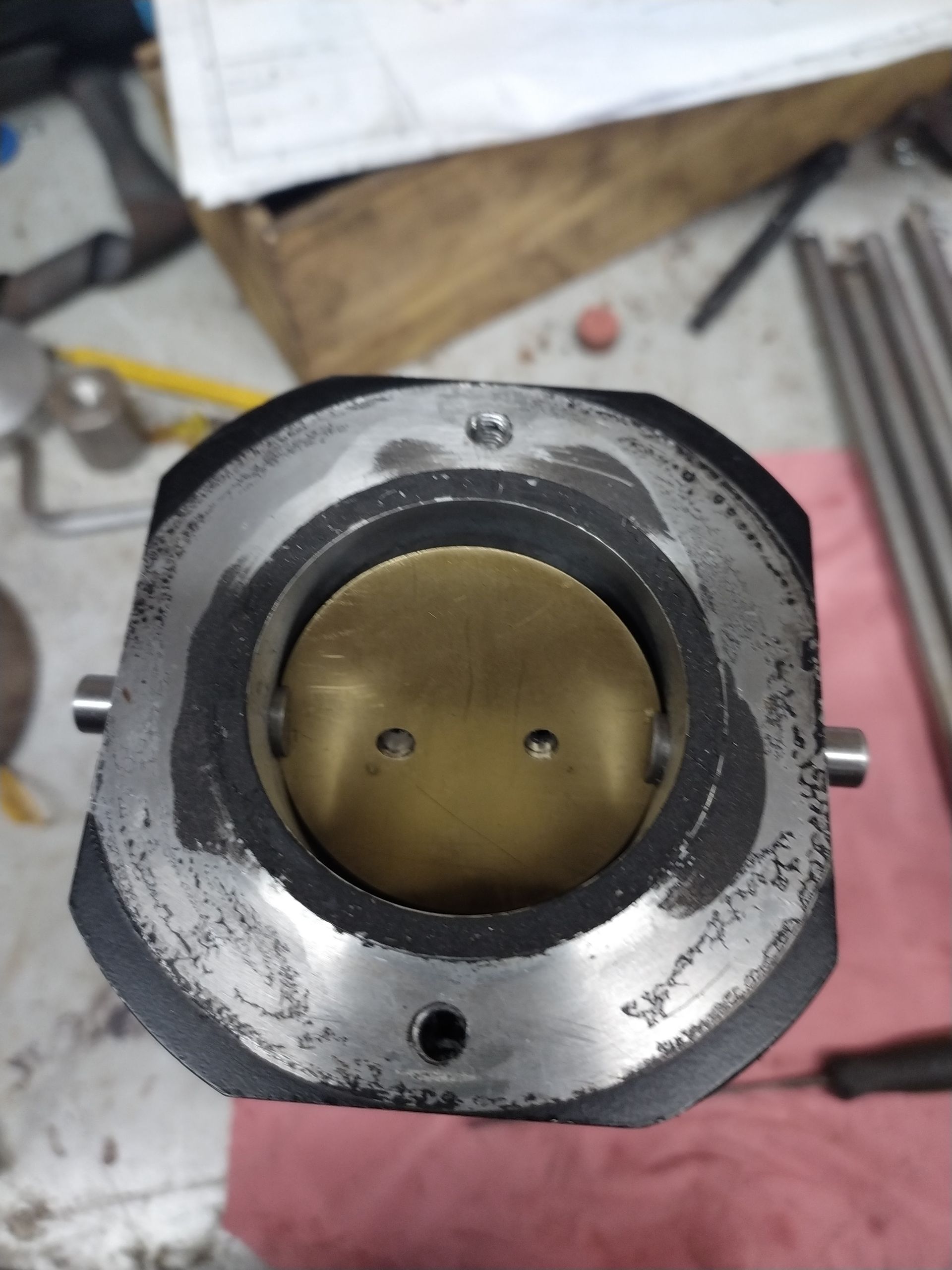 Un gros plan d'un objet métallique avec un trou au milieu