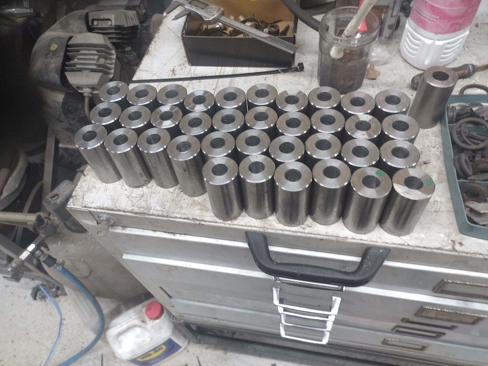 Un tas de cylindres métalliques sont posés sur une table