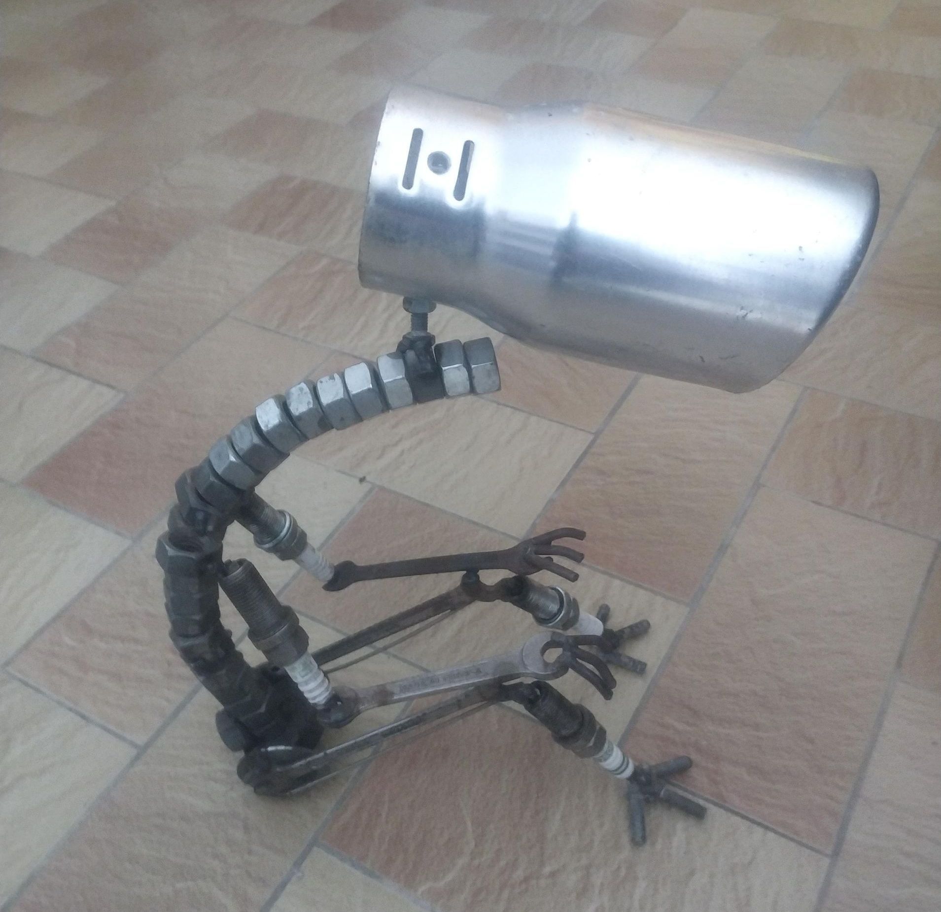 Un objet en métal avec la lettre i dessus