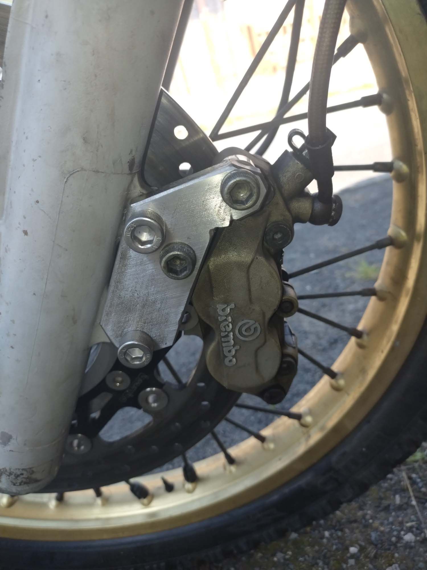 Gros plan d'un frein Brembo sur une moto