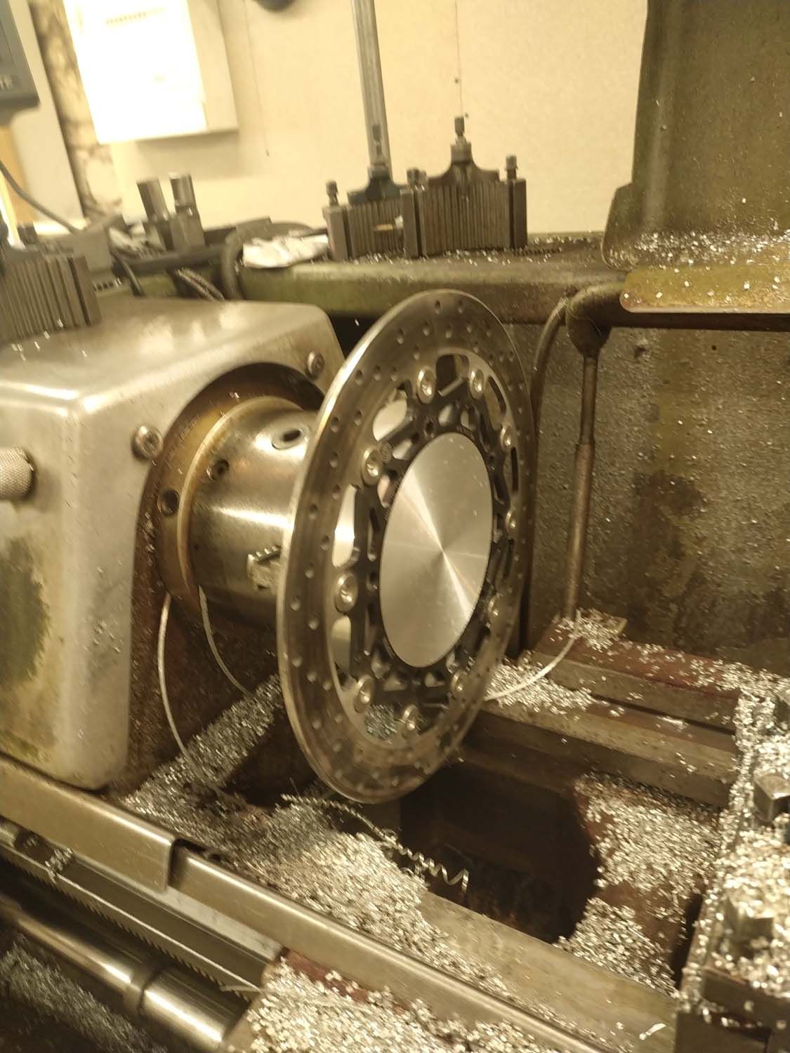 Un disque de frein est tourné sur un tour