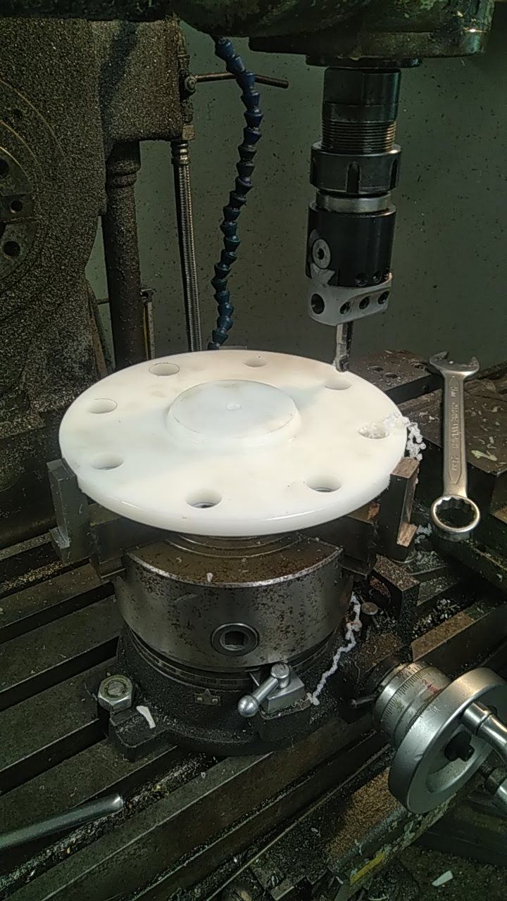 Une machine coupe un morceau de métal sur un tour.