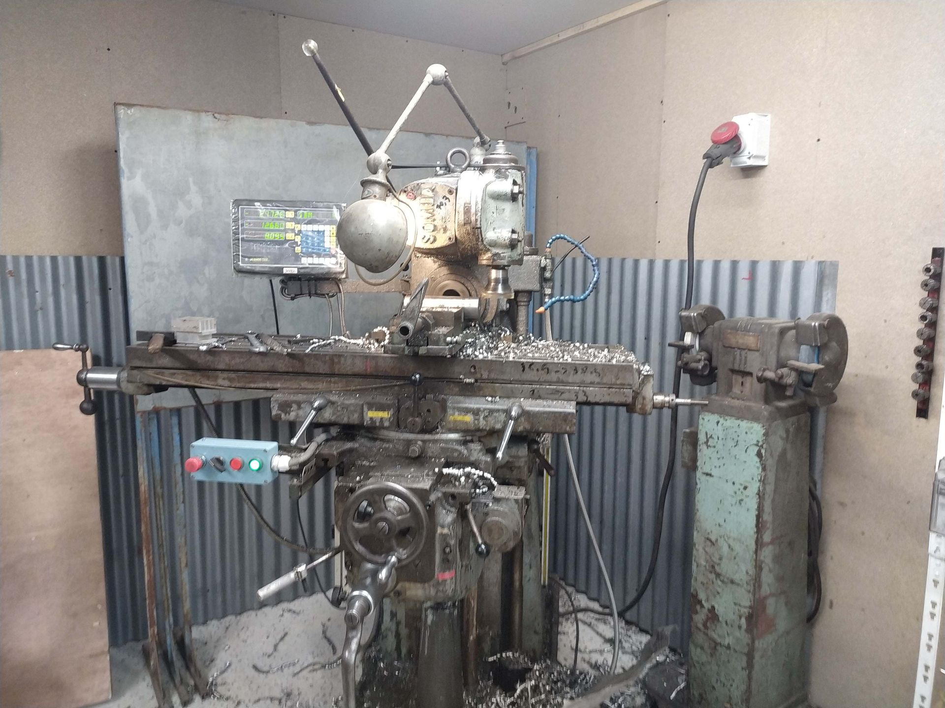 Une machine qui ressemble à une fourmi est assise dans une pièce