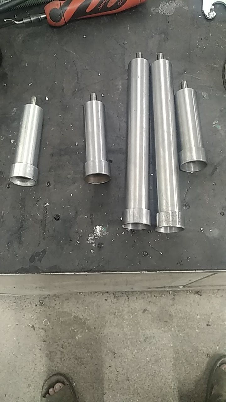 Un tas de tuyaux métalliques sont posés sur une table.