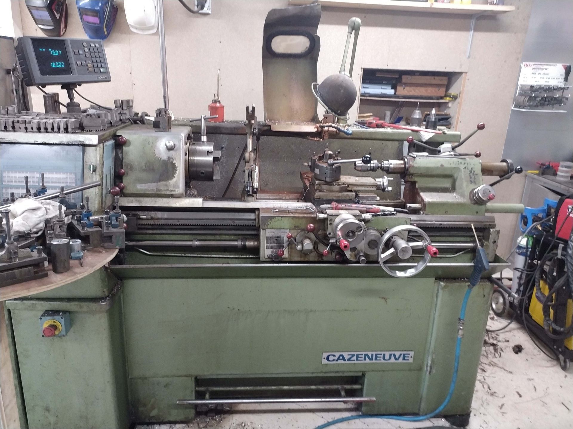 Un tour vert est assis dans un garage.